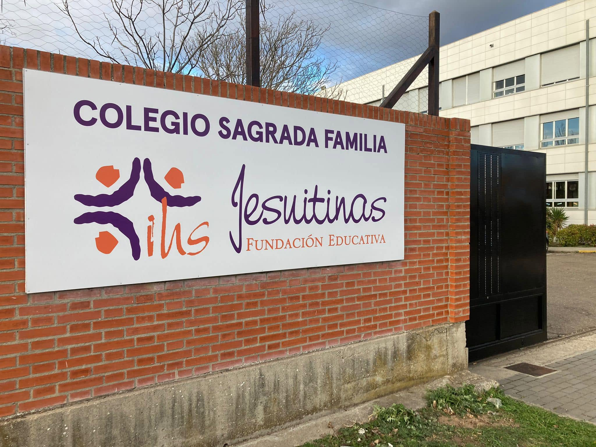 Panelado exterior del Colegio Sagrada Familia Jesuitinas